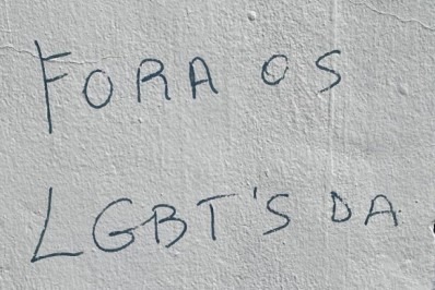 Vídeo flagra mulher pichando frase homofóbica na Câmara Municipal de Cabo Frio