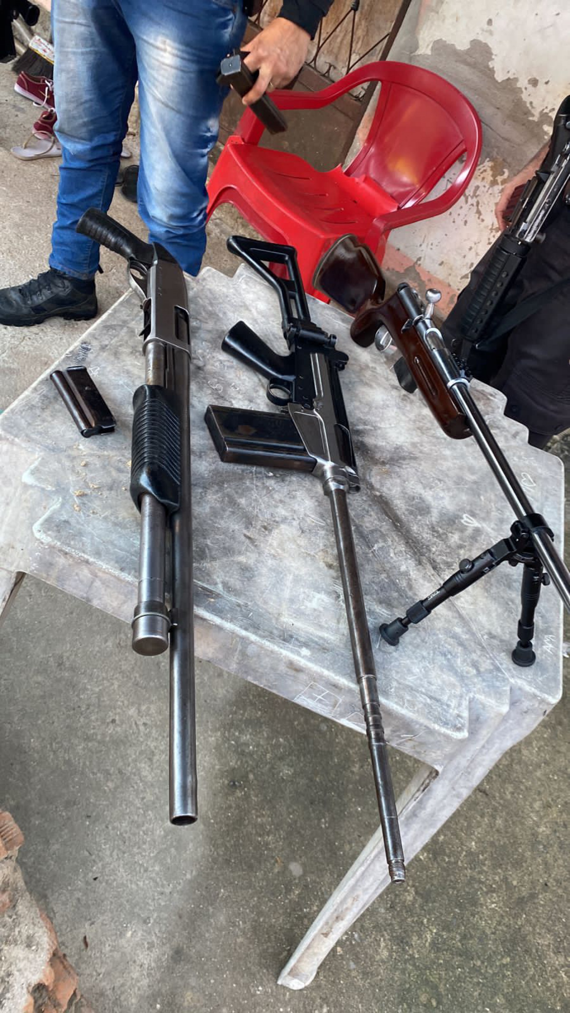 Os agentes apreenderam dois fuzis, uma espingarda, uma pistola, munição e farta quantidade de drogas na comunidade da Reta Velha, em Itaboraí - Reprodução Twitter