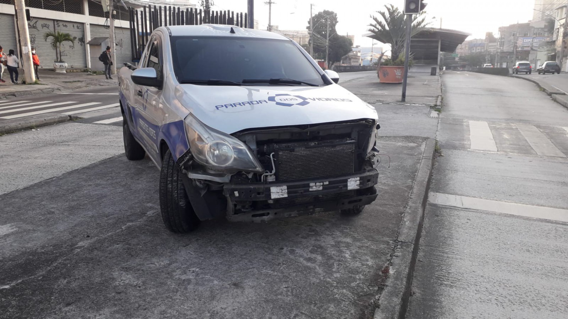 Motorista invadiu a calha e acabou colidindo com o BRT, que não estava em serviço - Divulgação