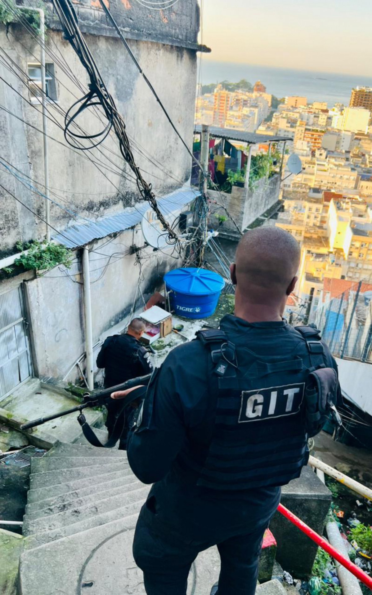Os agentes buscam coibir uma quadrilha de assaltantes, além de cumprir mandados de prisão no Pavão-Pavãozinho e Cantagalo - Divulgação