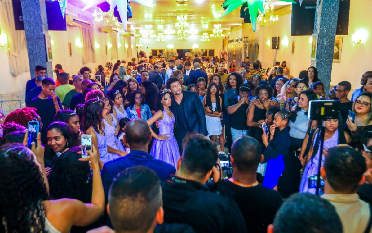 O sal&atilde;o ficou lotado com parentes das aniversariantes e convidados que fizeram quest&atilde;o de cumprimentar as debutantes