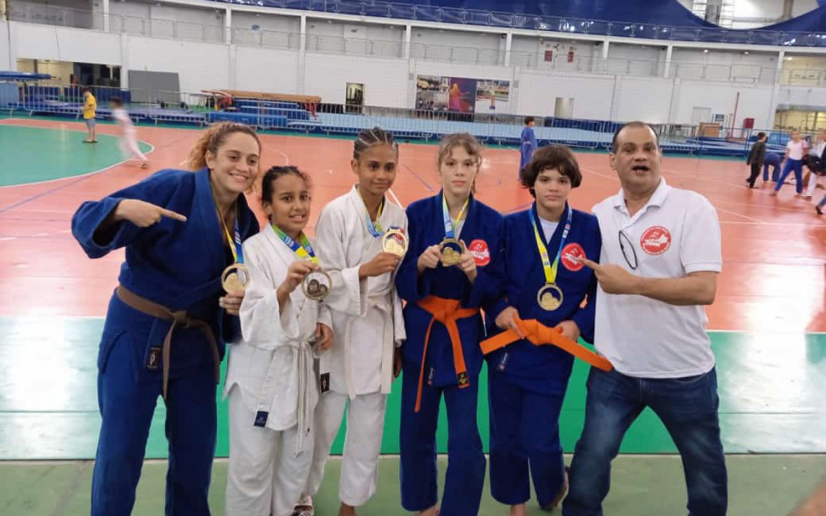 o sensei Gess&eacute; Cintra com os medalhistas
