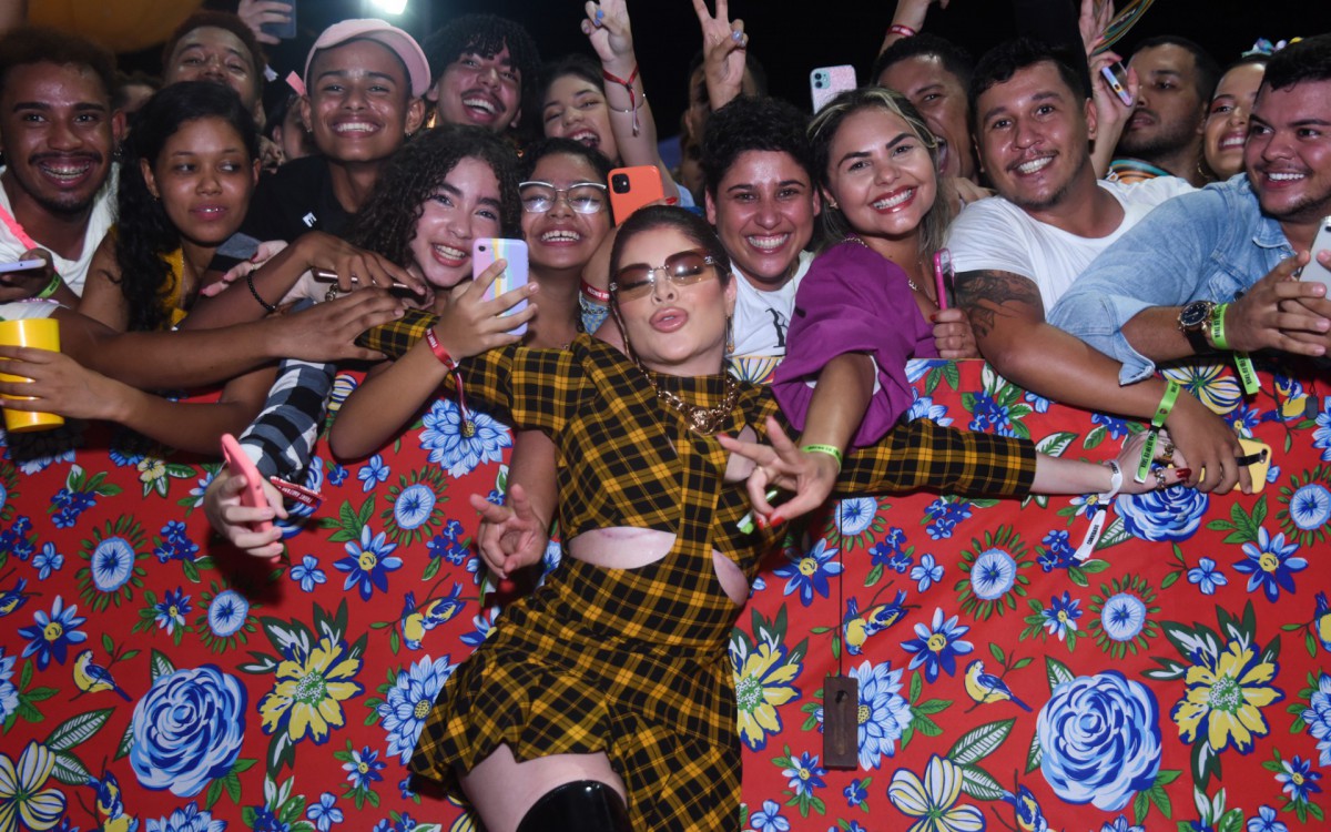 Gkay posa com f&atilde;s na porta do evento