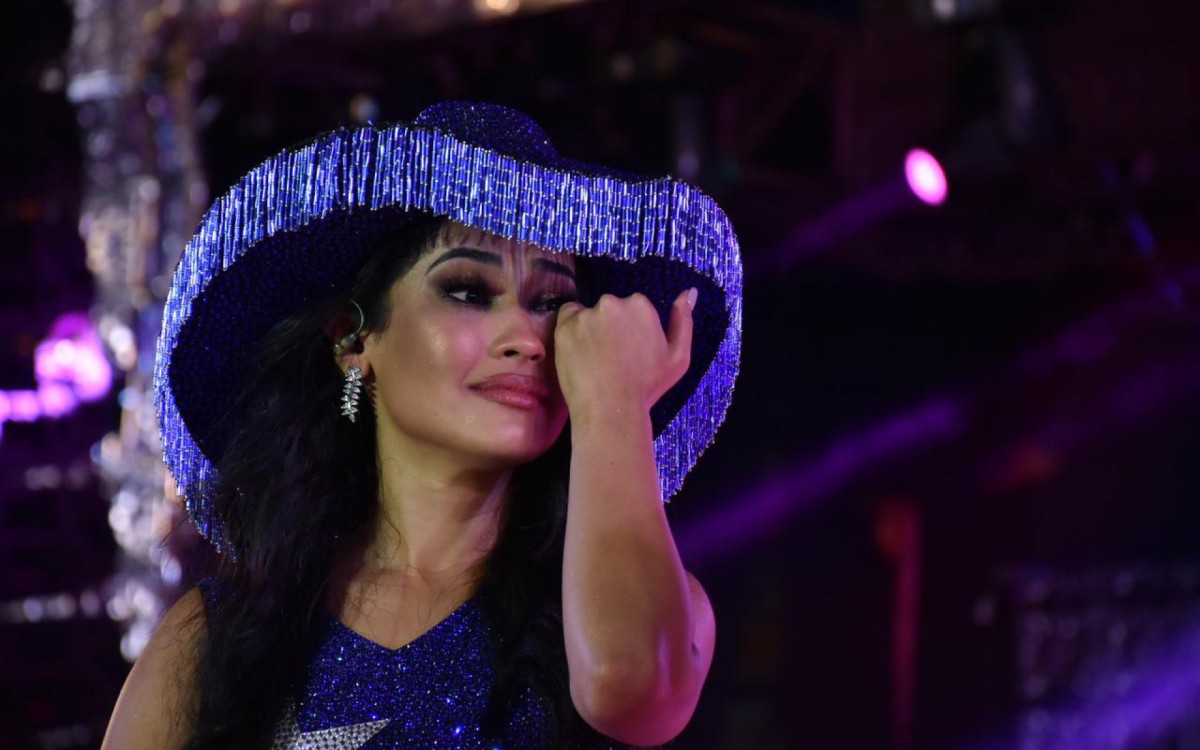 Thaynara OG se emociona no palco