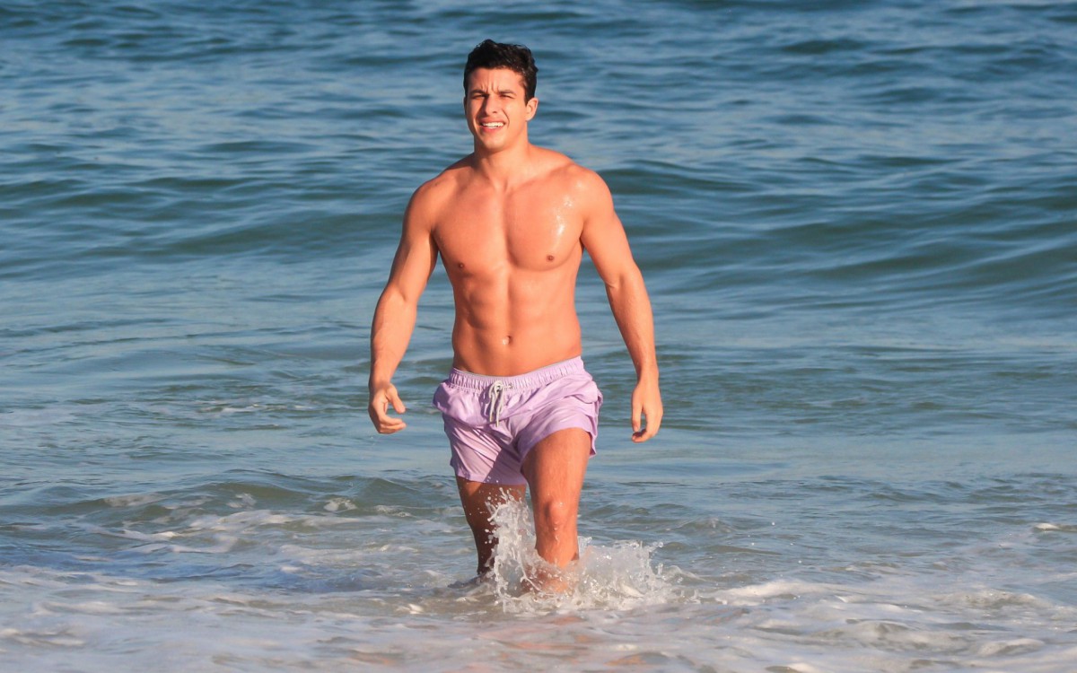 Ricky Tavares se refresca no mar da Barra da Tijuca