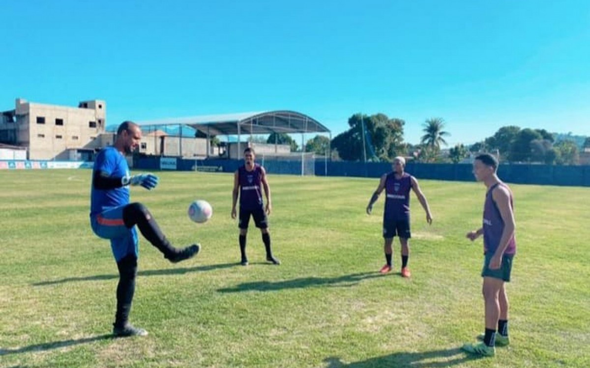 Jogadores treinando visando o jogo contra o FC Rio de Janeiro
