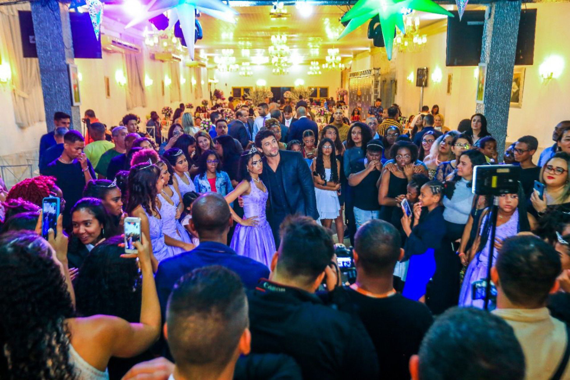O salão ficou lotado com parentes das aniversariantes e convidados que fizeram questão de cumprimentar as debutantes - Rafael Barreto / PMBR
