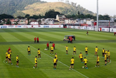 Comentarista detona titularidade de medalhão do Flamengo na Libertadores: 'Não desarma, não cria e não chuta'