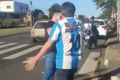 Vídeo: ex-parlamentares de direita brigam no meio da rua