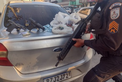 PM impede sequestro em ação com três presos e apreensão de armas e drogas em Belford Roxo