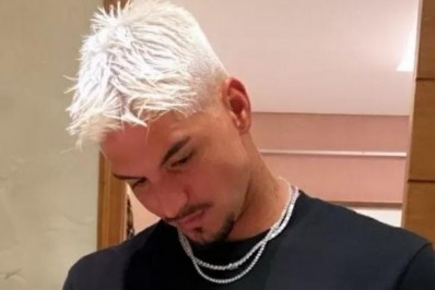 Fora de mundial, Gabriel Medina participa de mutirão de limpeza