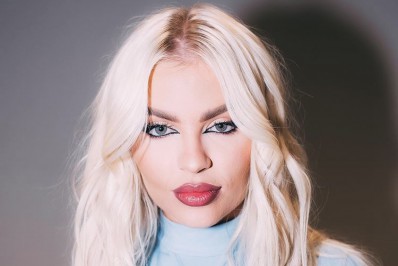 Luísa Sonza rebate críticas após deixar aeroporto em cadeira de rodas