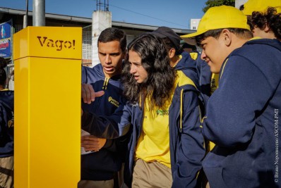 Jovens começam a orientar motoristas sobre o Novo Promaj Rotativo Comercial