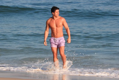 Ricky Tavares curte dia de sol em praia da Zona Oeste do Rio