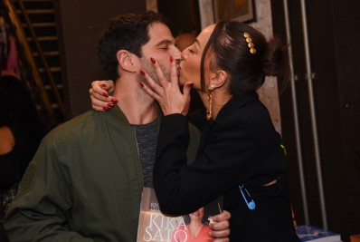 Sabrina Sato e Duda Nagle se beijam no lançamento do livro da mãe da apresentadora