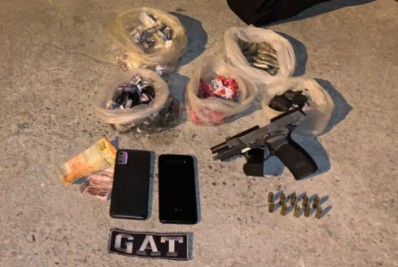 Dupla é presa com arma e drogas em Araruama