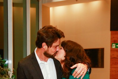 Sérgio Guizé e Bianca Bin se beijam em pré-estreia de filme