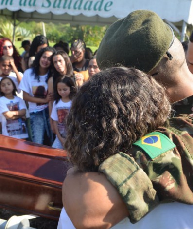 Enterro do ex-paraquedista e garçom Jairo Jonathan, no Jardim da Saudade, em Paciência - Sandro Vox/Agência O Dia