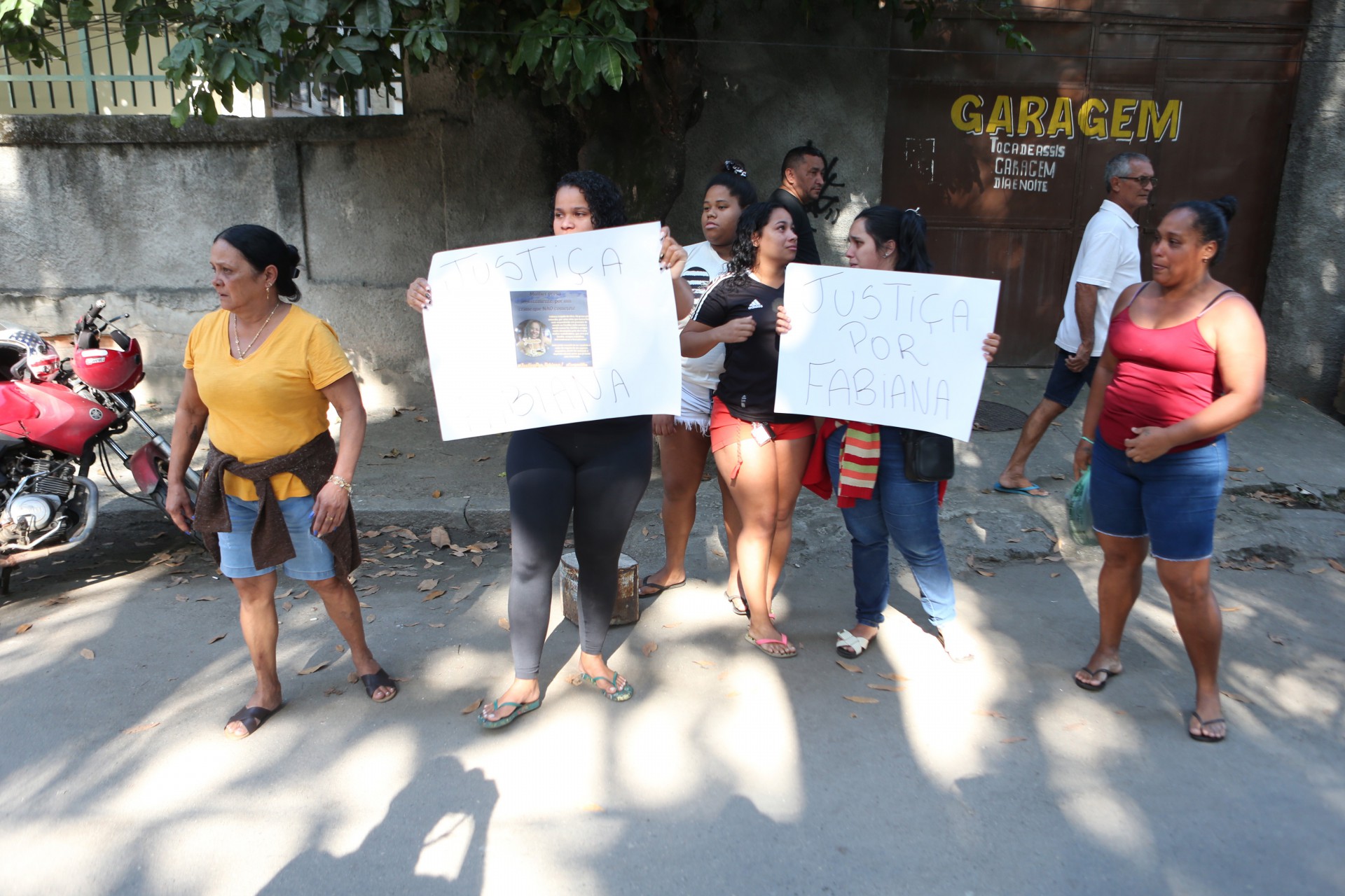 Amigos e familiares de Fabiana da Silva, presa injustamente por estelionato, fizeram protesto em frente ao presídio de Benfica, nesta quarta-feira (29). - Arquivo/Cléber Mendes/Agência O Dia