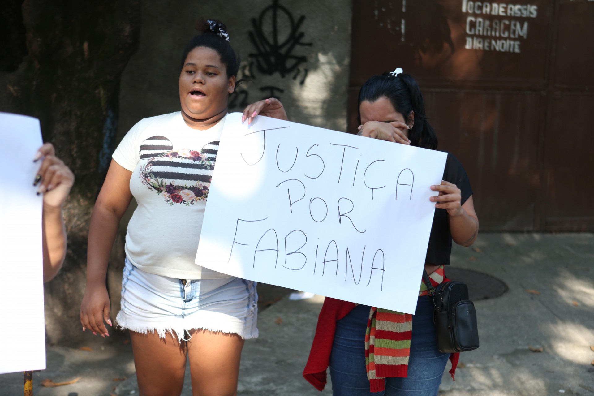 Amigos e familiares de Fabiana da Silva, presa injustamente por estelionato, fizeram protesto em frente ao presídio de Benfica, nesta quarta-feira (29). - Arquivo/Cléber Mendes/Agência O Dia