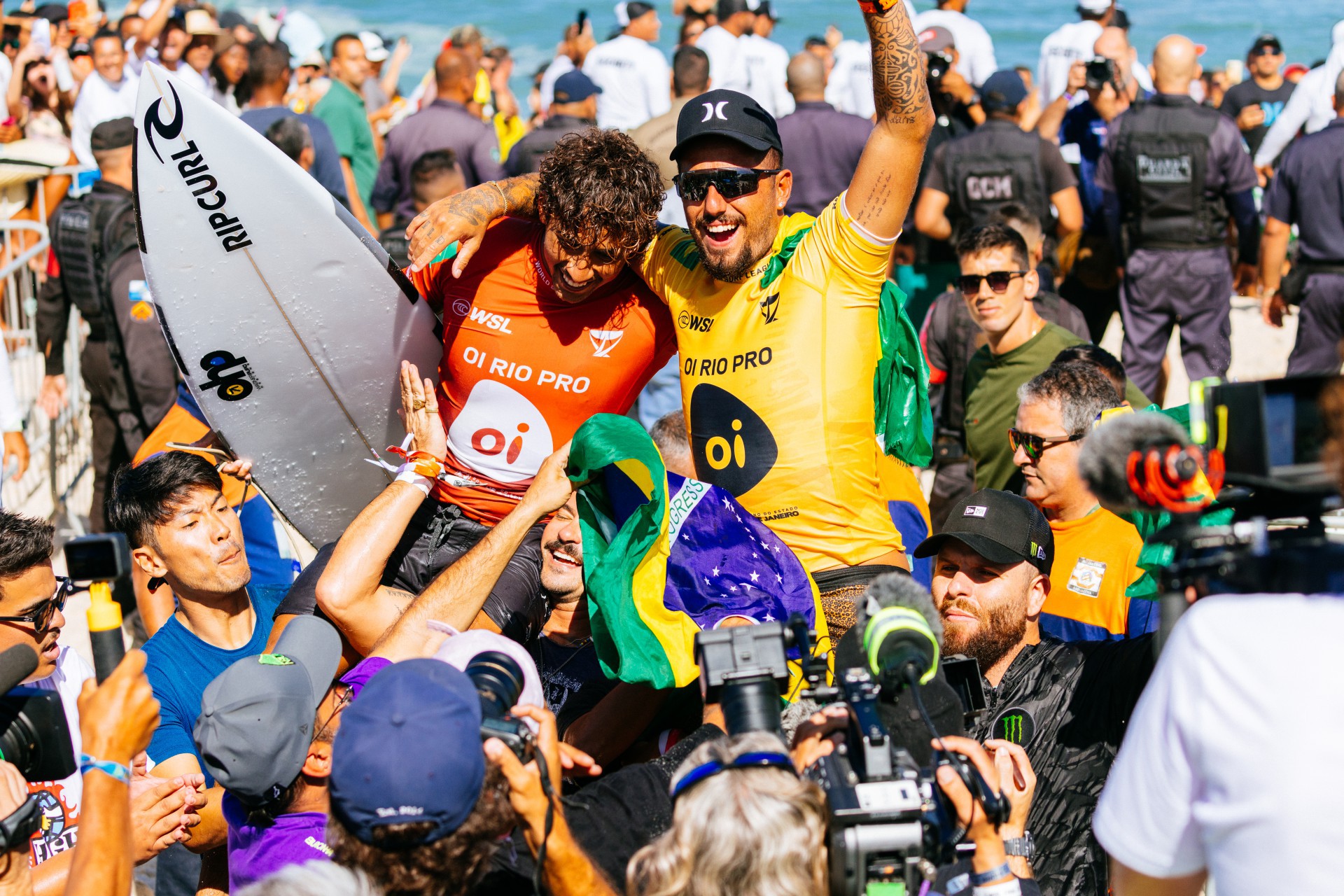 Filipe Toledo e Samuel Pupo após surfarem na final do Oi Rio Pro em Saquarema - Daniel Smorigo/Divulgação WSL