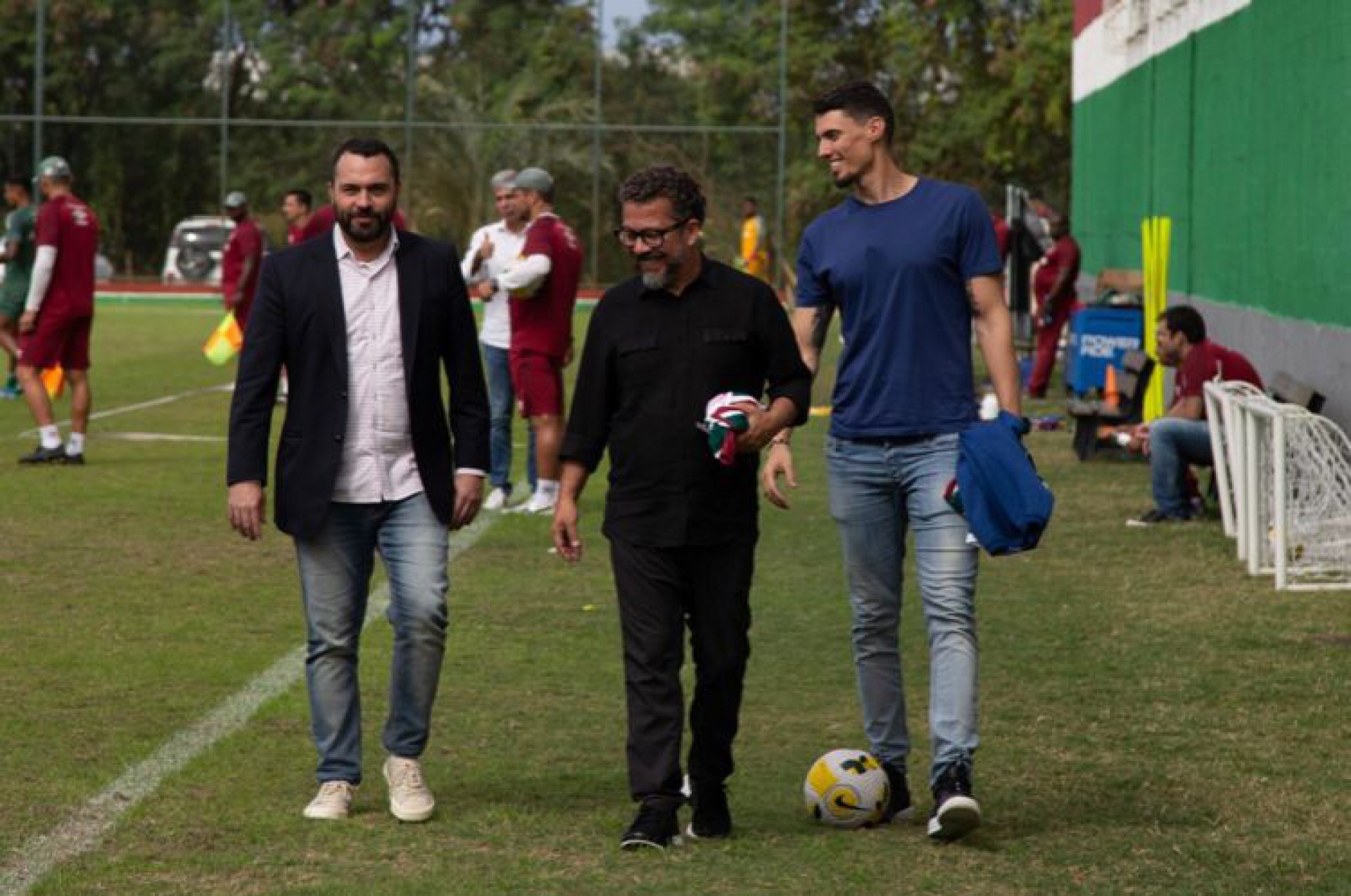 Presidente Mário Bittencourt junto dos auxiliares de Tite, Cléber Xávier e Matheus Bachi - Foto: Marcelo Gonçalves/Fluminense