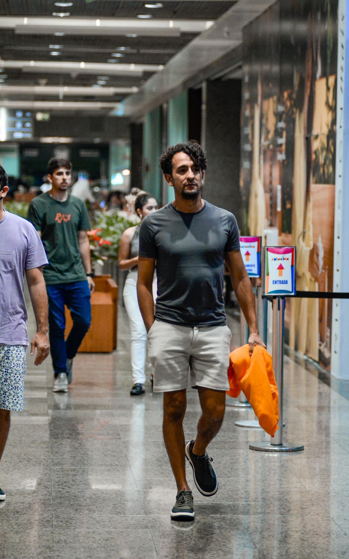 Irandhir Santos e o marido fazem compras em shopping na Barra da Tijuca, na Zona Oeste do Rio, na tarde desta quarta-feira