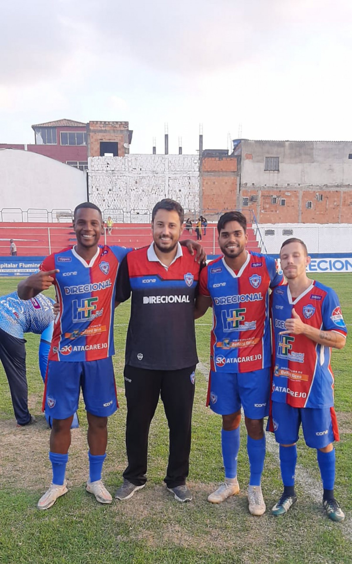 Autores do gol com o t&eacute;cnico Diego Brand&atilde;o, festejando a vit&oacute;ria. Santos (E), t&eacute;cnico Diego Brand&atilde;o, Paquet&aacute; e Alem&atilde;o