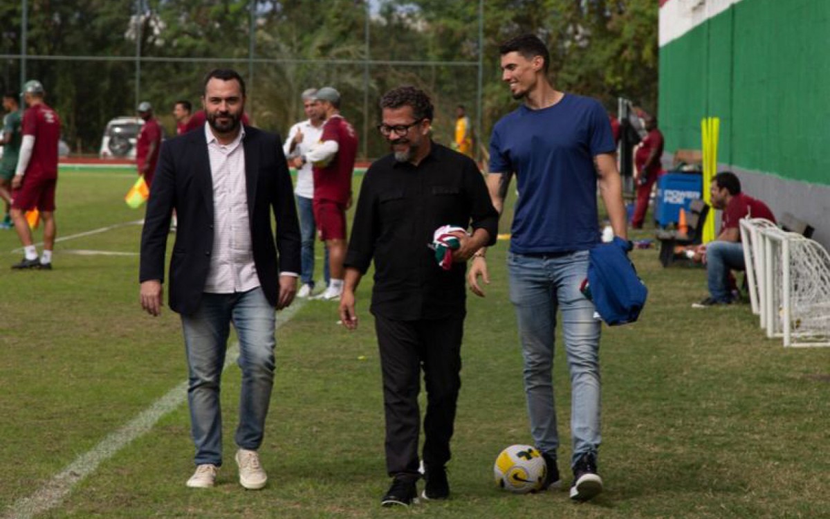 Presidente M&aacute;rio Bittencourt junto dos auxiliares da sele&ccedil;&atilde;o brasileira, Cl&eacute;ber X&aacute;vier e Matheus Bachi