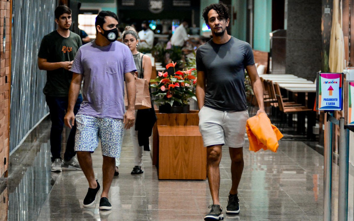 Irandhir Santos e o marido fazem compras em shopping na Barra da Tijuca, na Zona Oeste do Rio, na tarde desta quarta-feira