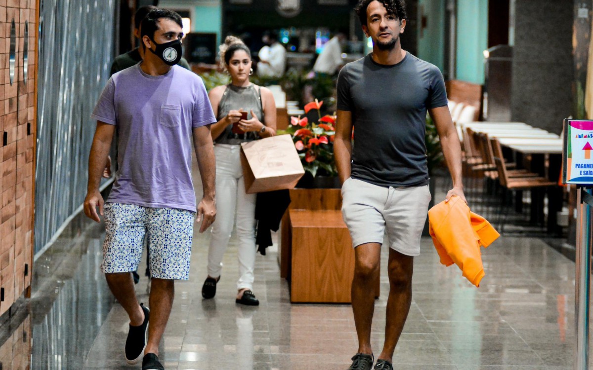 Irandhir Santos e o marido fazem compras em shopping na Barra da Tijuca, na Zona Oeste do Rio, na tarde desta quarta-feira