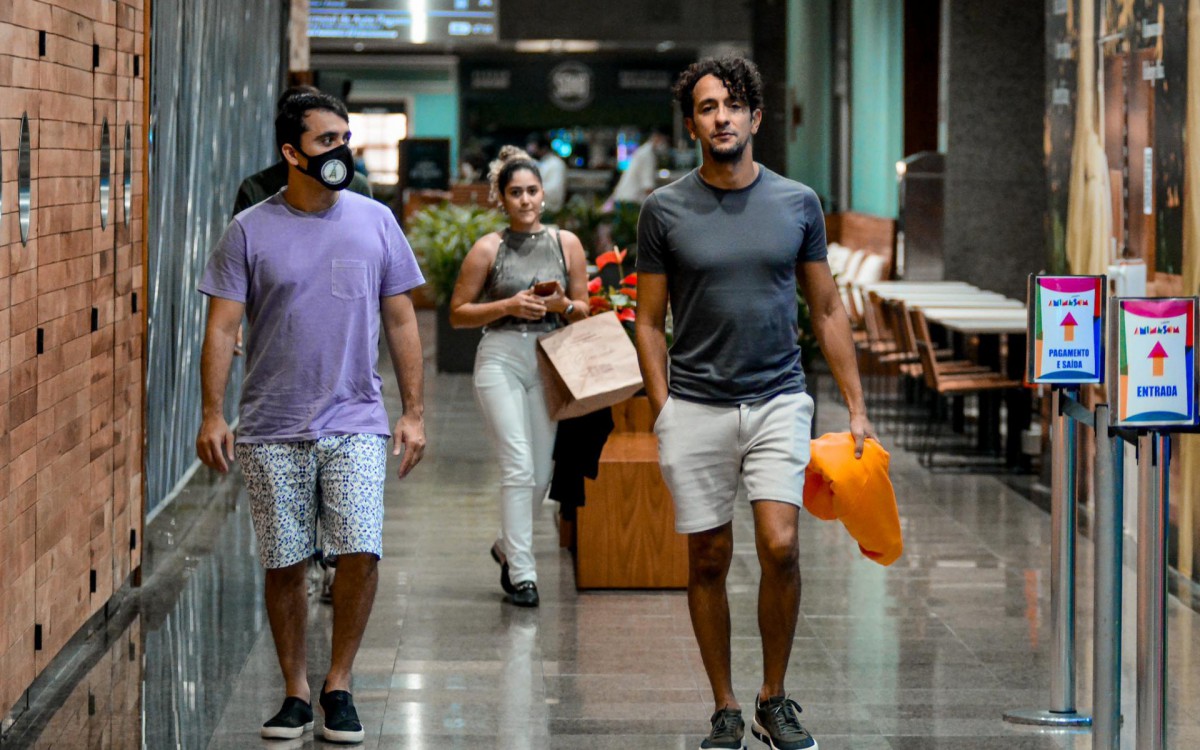 Irandhir Santos e o marido fazem compras em shopping na Barra da Tijuca, na Zona Oeste do Rio, na tarde desta quarta-feira - Webert Belicio / Ag. News