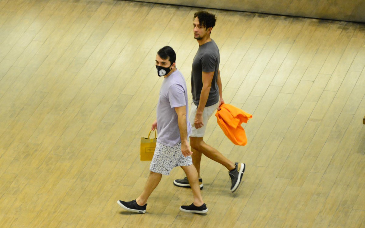 Irandhir Santos e o marido fazem compras em shopping na Barra da Tijuca, na Zona Oeste do Rio, na tarde desta quarta-feira