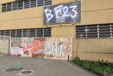 Barracão da Beija-Flor amanhece pichado com palavras de protesto