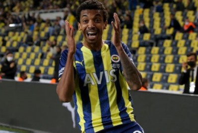 Especulado no Botafogo, ex-volante da seleção brasileira assina com time árabe