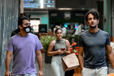 Irandhir Santos faz rara aparição ao lado do marido em shopping do Rio