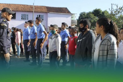 Programa Escola na Guarda envolve estudantes em atos de conscientização cívica 