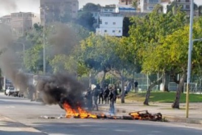 Vídeo: moradores e mototaxistas fazem protesto contra operação da PM na Ilha do Governador