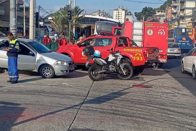 Carro colide com BRT após conversão proibida na Praça Seca