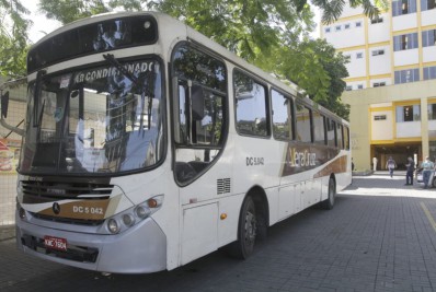 Homem baleado em ônibus em Caxias segue internado em estado estável