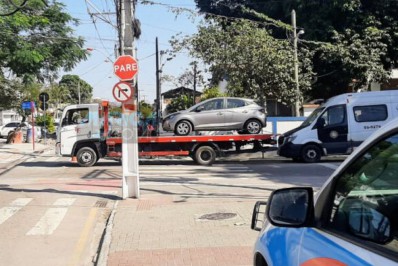 Carro roubado é recuperado pela Polícia Militar em Itaipuaçu