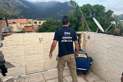 Prefeitura derruba construção irregular em cima de rio em Realengo