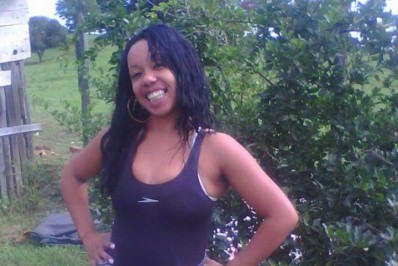 Mulher morre após ser agredida com golpes de escavadeira na Baixada; namorado é o principal suspeito