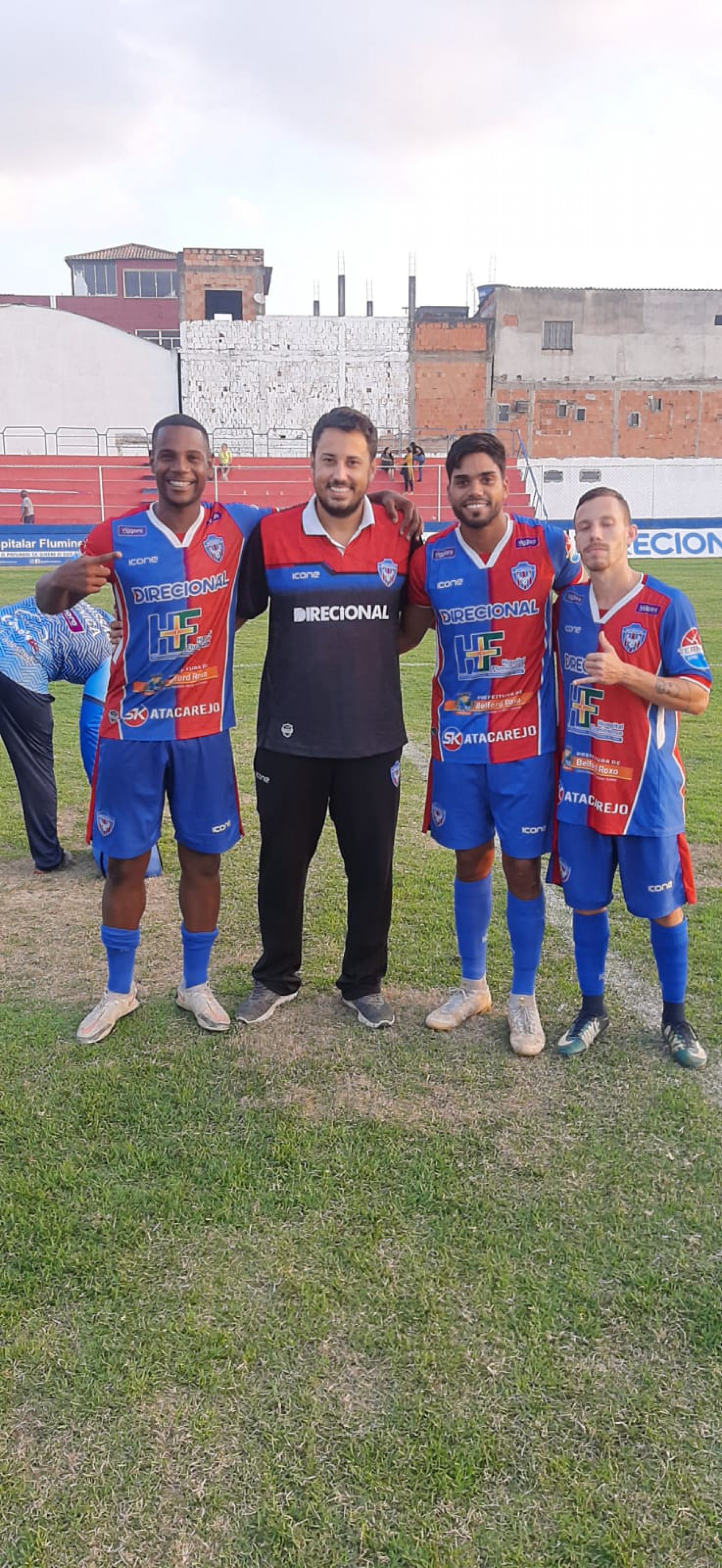 Autores do gol com o t&eacute;cnico Diego Brand&atilde;o, festejando a vit&oacute;ria. Santos (E), t&eacute;cnico Diego Brand&atilde;o, Paquet&aacute; e Alem&atilde;o - Divulga&ccedil;&atilde;o