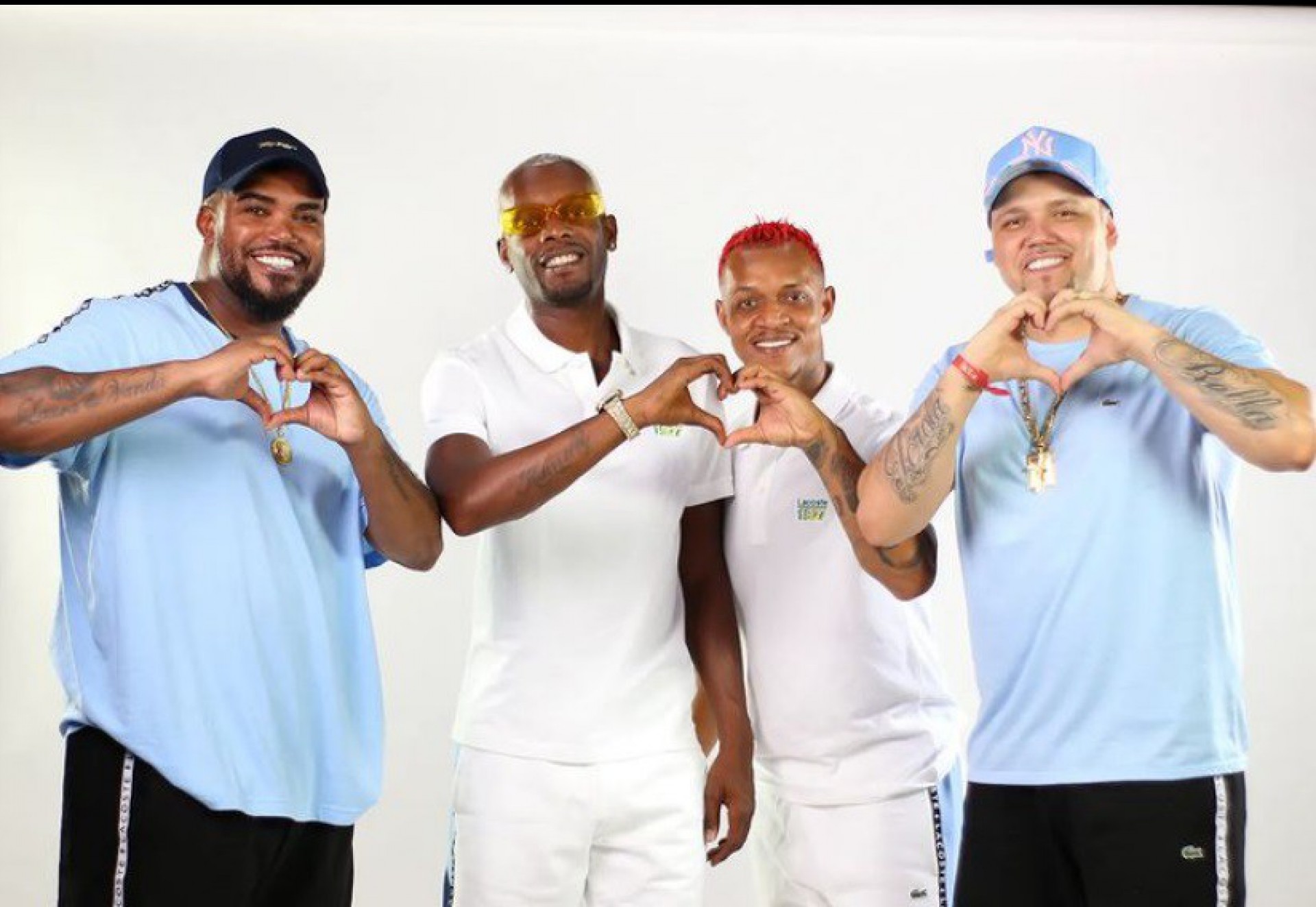 Os Hawaianos comemoram sucesso da música 'Desenrola, bate, joga de ladin' - Reprodução do Instagram