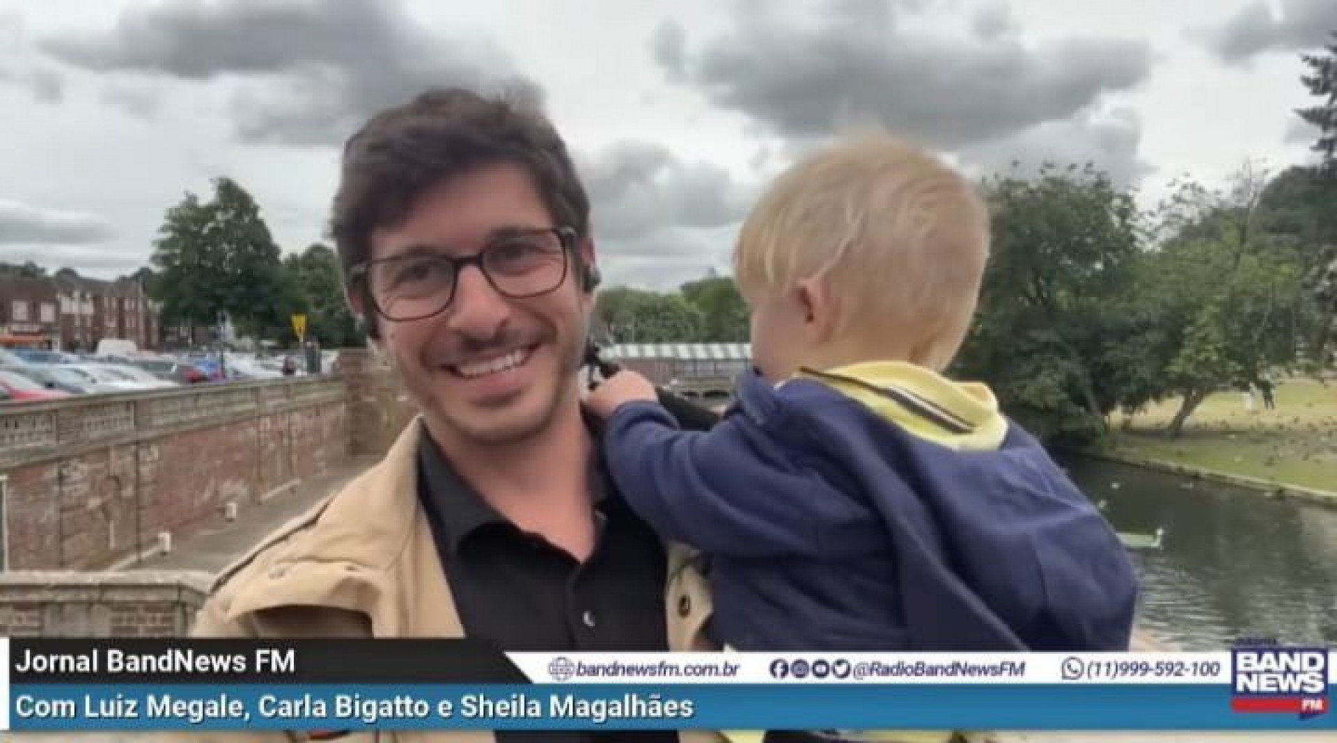 Felipe Kieling entrou ao vivo com o filho no colo  - Reprodução/Twitter