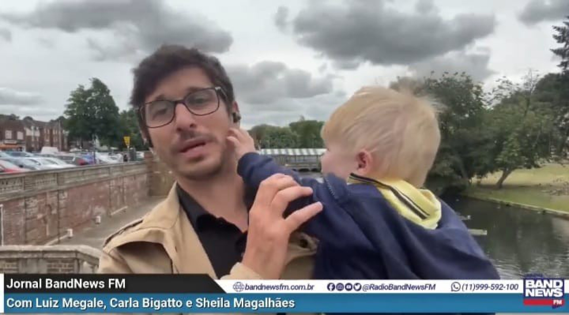 Felipe Kieling entrou ao vivo com o filho no colo  - Reprodução/Twitter