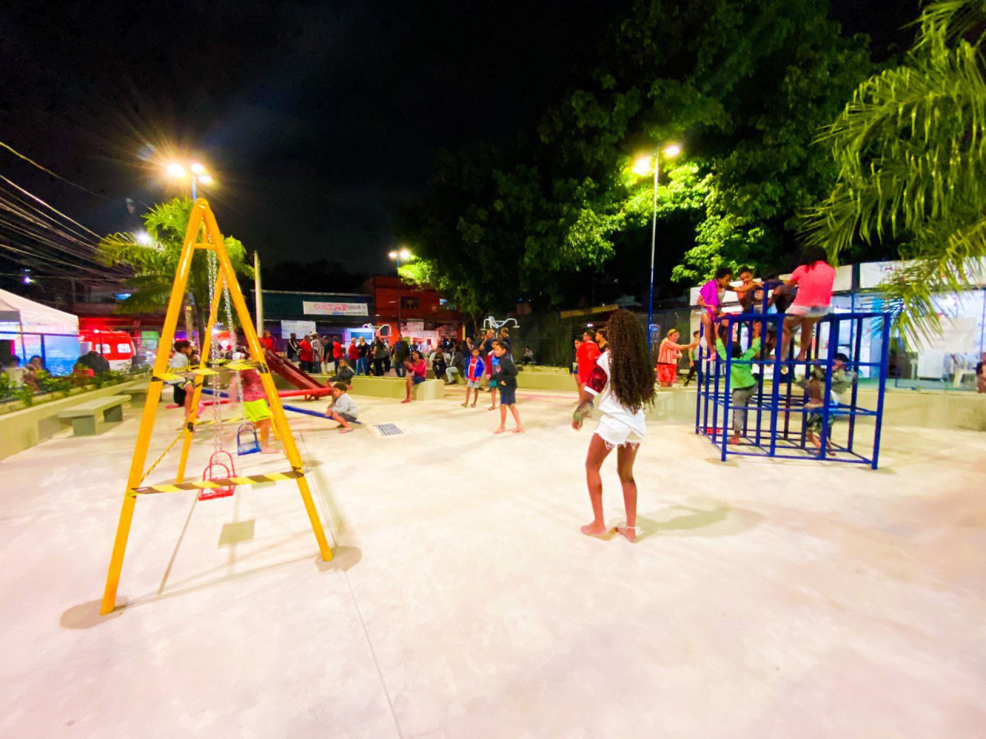 Prefeitura de S&atilde;o Jo&atilde;o de Meriti reinaugura pra&ccedil;a na Vila Tiradentes - Beto Oliveira