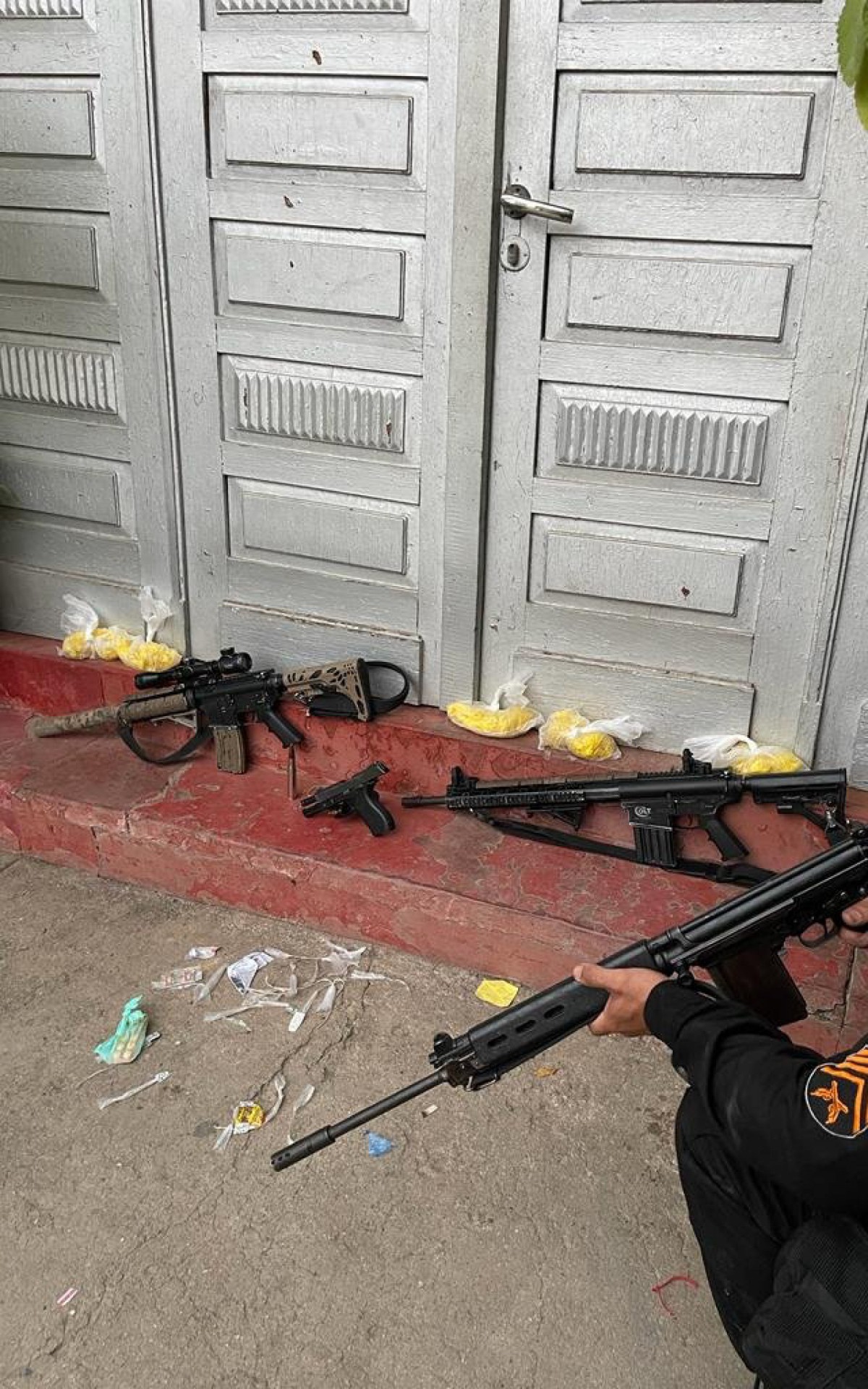 Armas de guerra foram apreendidas no Complexo do Caju
 - Divulgação/Polícia Militar