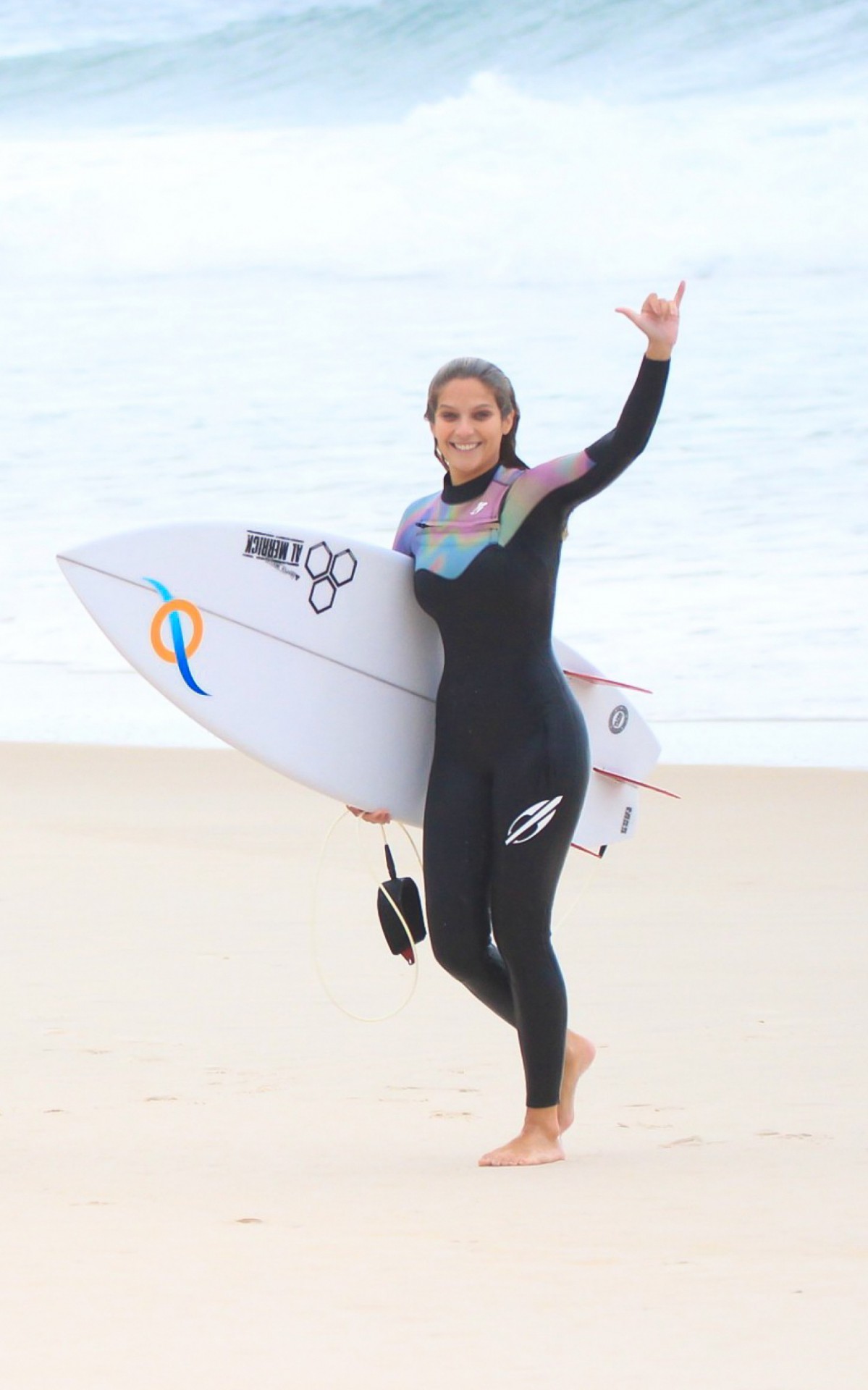 Isabella Santoni curte dia de surfe em praia da Zona Sul